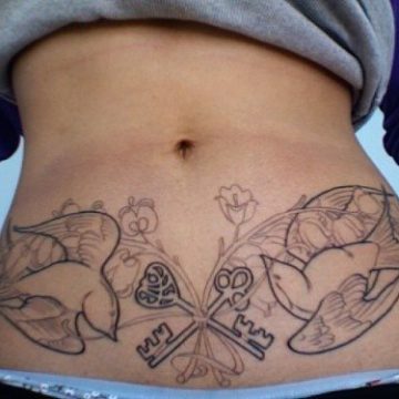 Tatouage ventre femme : 50+ idées de tatouages et leurs significations 39