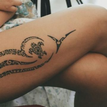 Exemple de tatouage Polynésien sur le corps d'une femme
