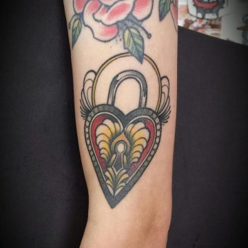 Tatouage bras femme : 50+ idées de tatouages et leur signification 205