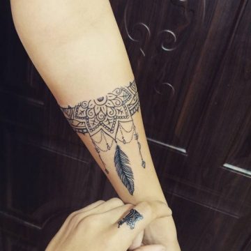 Tatouage bras femme : 50+ idées de tatouages et leur signification 226
