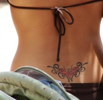 Tatouage bas du dos femme : 30+ idées de tatouages et leurs significations 9
