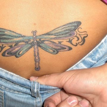 Tatouage bas du dos femme : 30+ idées de tatouages et leurs significations 26