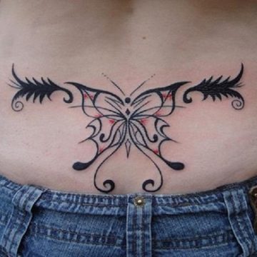 Tatouage bas du dos femme : 30+ idées de tatouages et leurs significations 27