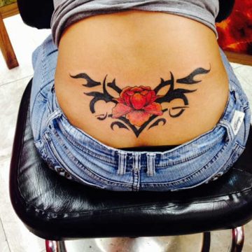 Tatouage bas du dos femme : 30+ idées de tatouages et leurs significations 29