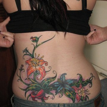 Tatouage bas du dos femme : 30+ idées de tatouages et leurs significations 40