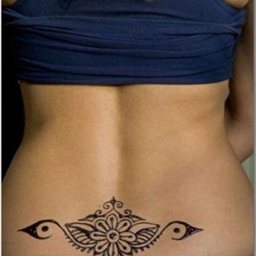 Tatouage bas du dos femme : 30+ idées de tatouages et leurs significations 41