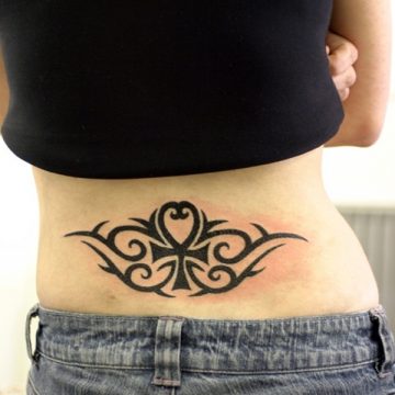Tatouage bas du dos femme : 30+ idées de tatouages et leurs significations 42