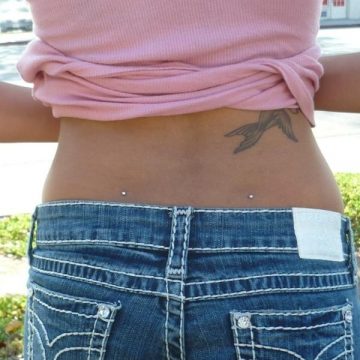 Tatouage bas du dos femme : 30+ idées de tatouages et leurs significations 47