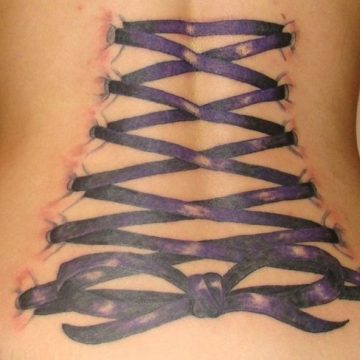 Tatouage bas du dos femme : 30+ idées de tatouages et leurs significations 54