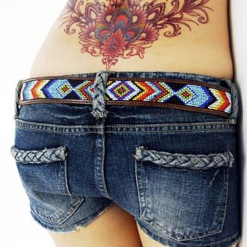 Tatouage bas du dos femme : 30+ idées de tatouages et leurs significations 55