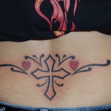Tatouage bas du dos femme : 30+ idées de tatouages et leurs significations 57