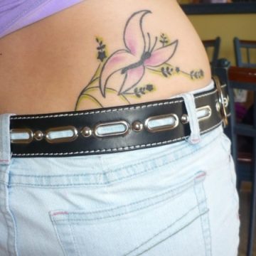 Tatouage bas du dos femme : 30+ idées de tatouages et leurs significations 7