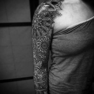 Tatouage bras femme : 50+ idées de tatouages et leur signification 303