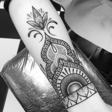 Tatouage bras femme : 50+ idées de tatouages et leur signification 324