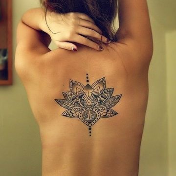 Tatouage dos femme : 50+ idées de tatouages et leurs significations 69