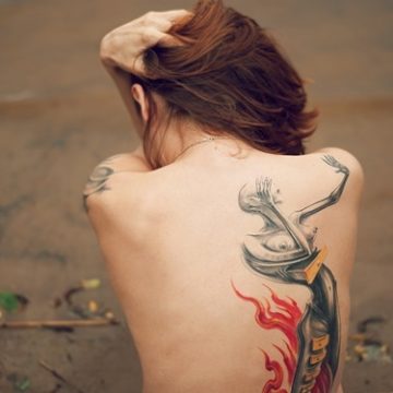 Photo d'une dos tatoué d'une femme