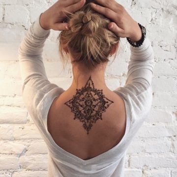 Tatouage dos femme : 50+ idées de tatouages et leurs significations 96