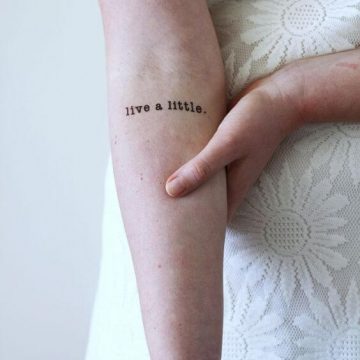 Tatouage Phrase femme : 35+ idées de tatouages et sa signification 27