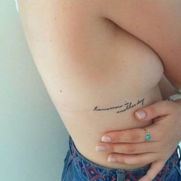 Tatouage Phrase femme : 35+ idées de tatouages et sa signification 29