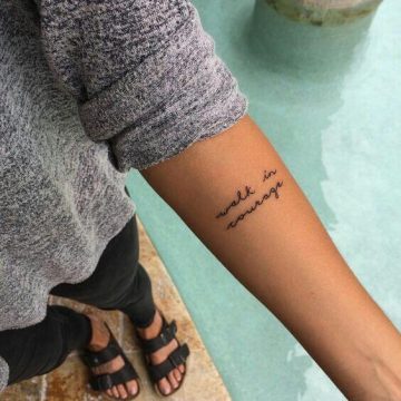 Tatouage Phrase femme : 35+ idées de tatouages et sa signification 43