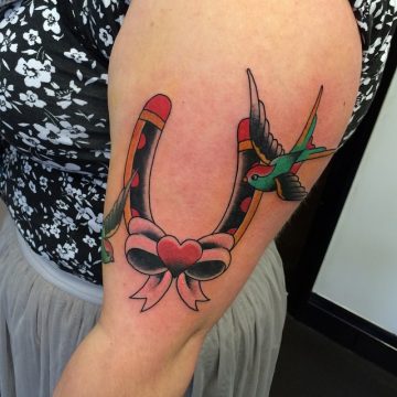 Tatouage Old School femme : 25+ idées de tatouages et sa signification 38