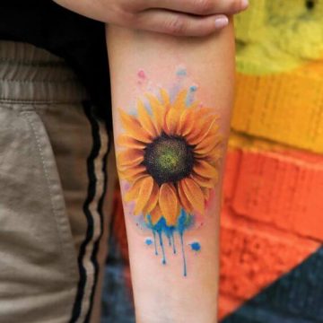 Exemple de tatouage tournesol sur une femme