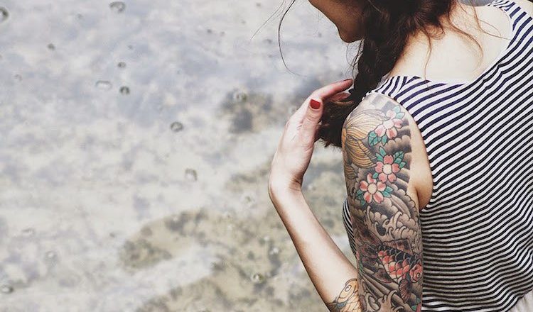 Photo d'un tatouage sur le bras d'une femme