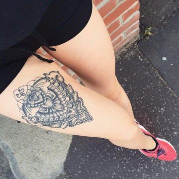 Tatouage cuisse femme : 30+ idées de tatouages et leurs significations 239