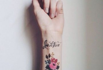 Photo d'un tatouage sur le poignet d'une femme