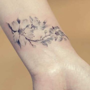 Tatouage poignet femme : 25+ idées de tatouages et leurs significations 71