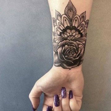 Tatouage poignet femme : 25+ idées de tatouages et leurs significations 80