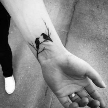Tatouage poignet femme : 25+ idées de tatouages et leurs significations 84