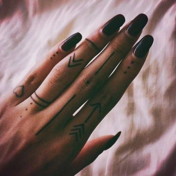Tatouage main femme : 30+ idées de tatouages et leurs significations 6