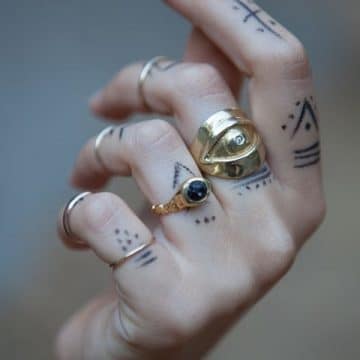 Tatouage main femme : 30+ idées de tatouages et leurs significations 7