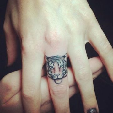 Tatouage main femme : 30+ idées de tatouages et leurs significations 10