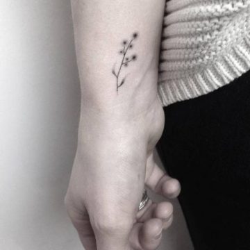 Tatouage main femme : 30+ idées de tatouages et leurs significations 14