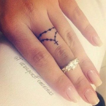 Tatouage doigt femme : 20+ idées de tatouages et sa signification 4