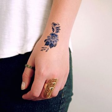 Tatouage main femme : 30+ idées de tatouages et leurs significations 44