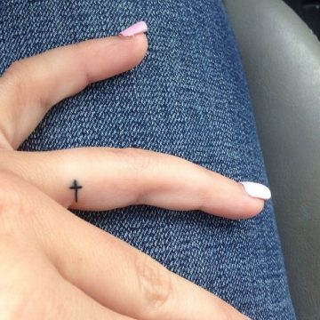 Tatouage doigt femme : 20+ idées de tatouages et sa signification 22