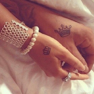 Tatouage main femme : 30+ idées de tatouages et leurs significations 49