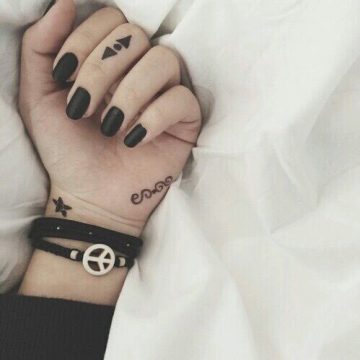 Tatouage main femme : 30+ idées de tatouages et leurs significations 27