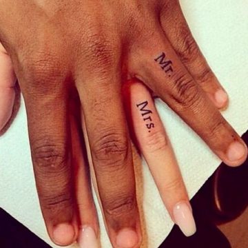Tatouage doigt femme : 20+ idées de tatouages et sa signification 35
