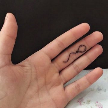 Tatouage doigt femme : 20+ idées de tatouages et sa signification 36