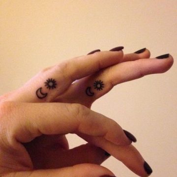 Tatouage doigt femme : 20+ idées de tatouages et sa signification 37
