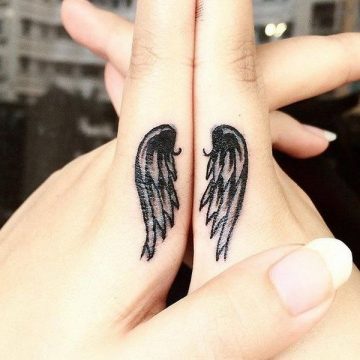 Tatouage doigt femme : 20+ idées de tatouages et sa signification 44