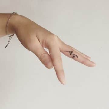 Tatouage doigt femme : 20+ idées de tatouages et sa signification 48
