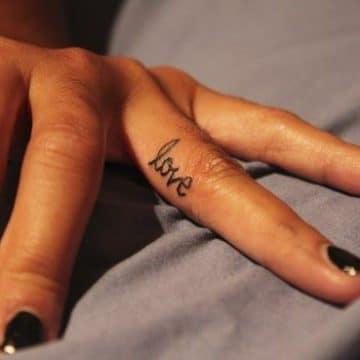 Tatouage doigt femme : 20+ idées de tatouages et sa signification 65