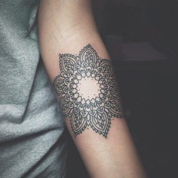 Tatouage mandala femme : 50+ idées de tatouages et leurs significations 191