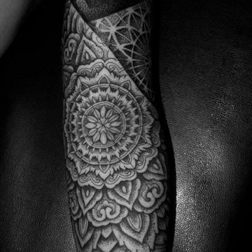 Tatouage mandala femme : 50+ idées de tatouages et leurs significations 112