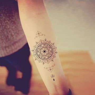 Tatouage mandala femme : 50+ idées de tatouages et leurs significations 175